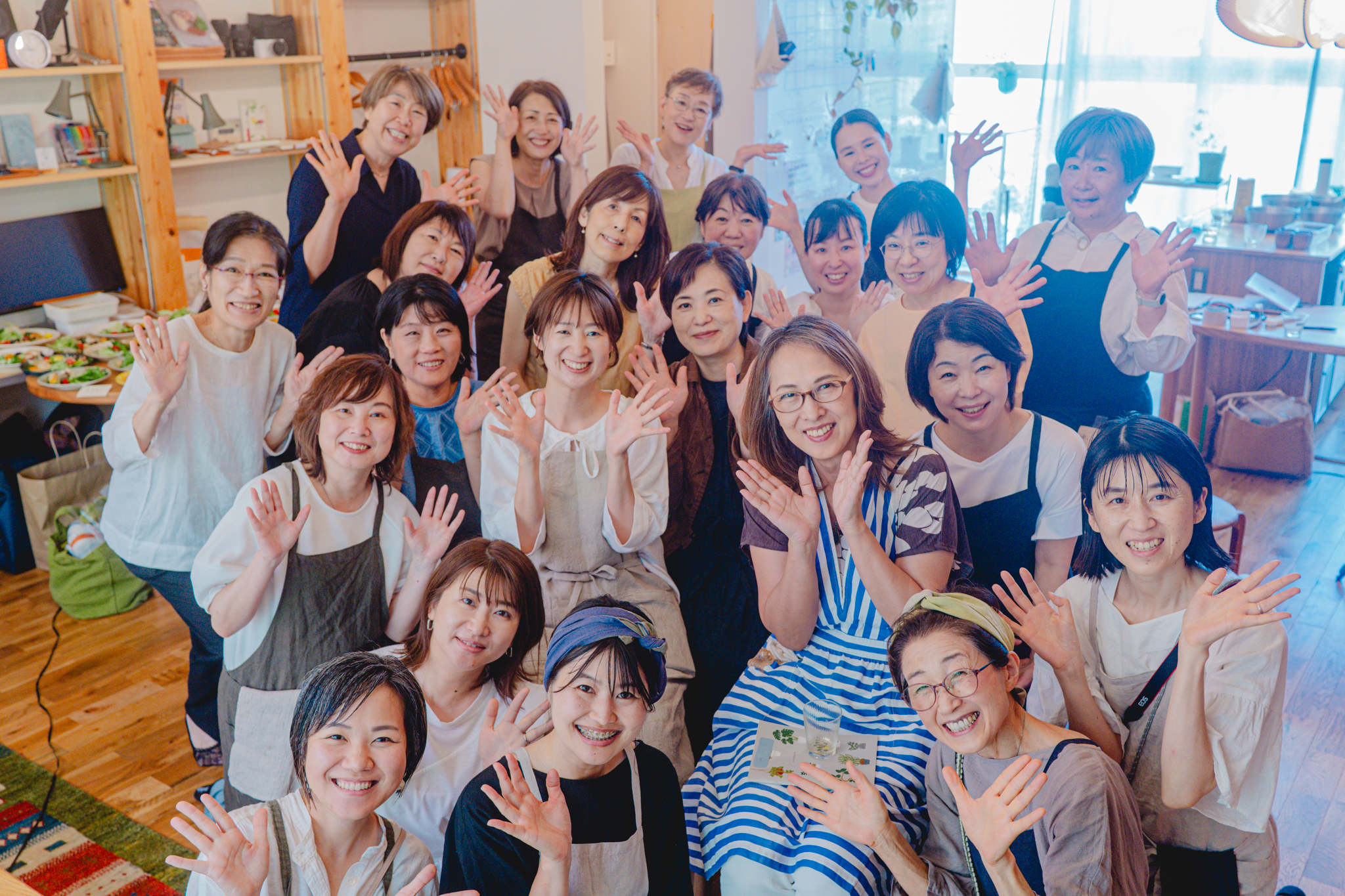 NIHOで集う人々の集合写真