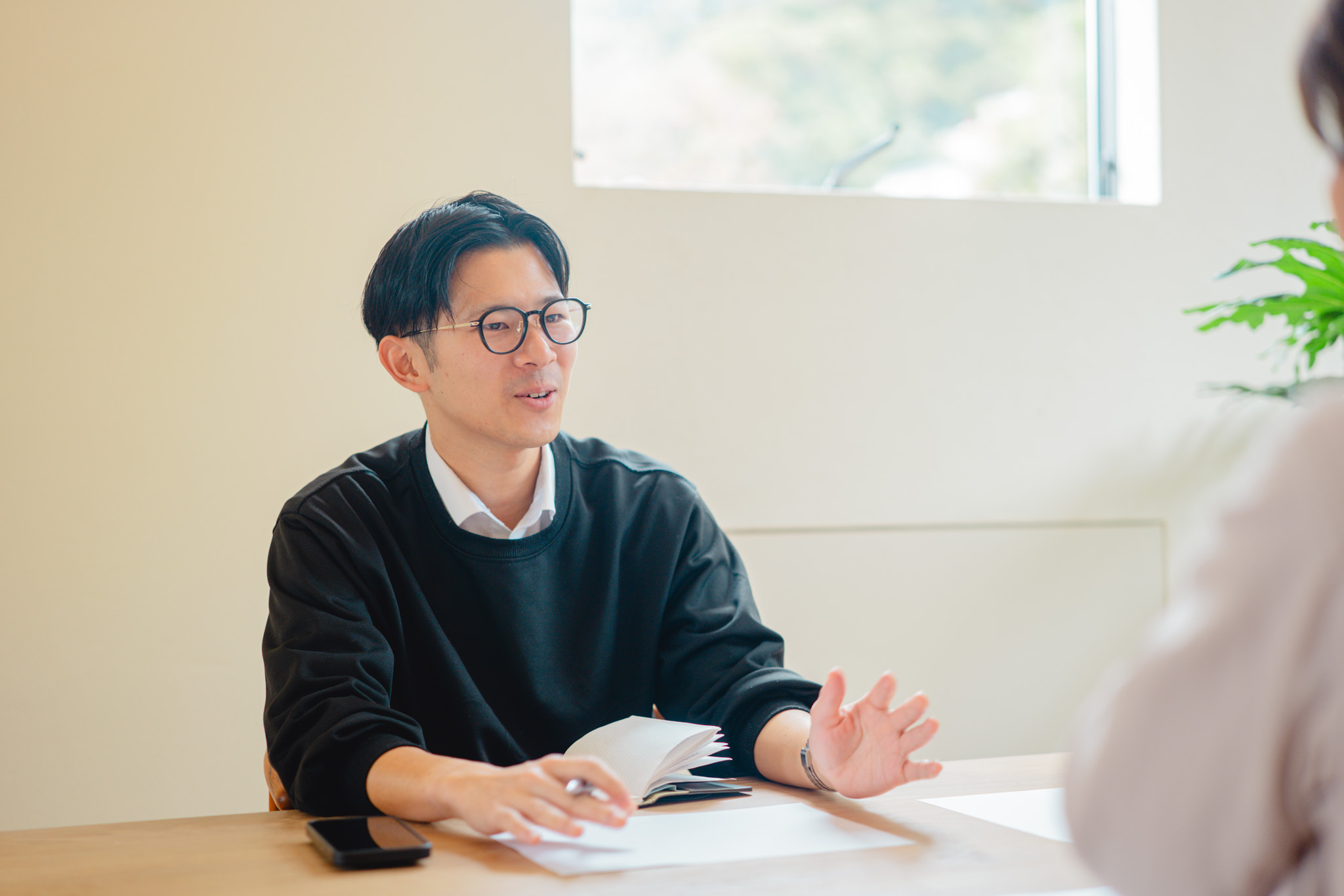 室内で話す人物のポートレート
