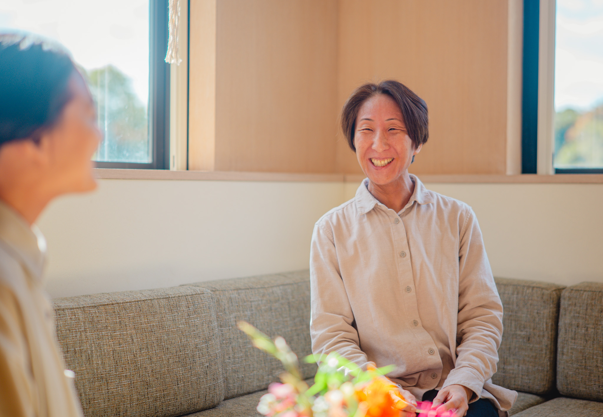 窓の光の中で会話する人物