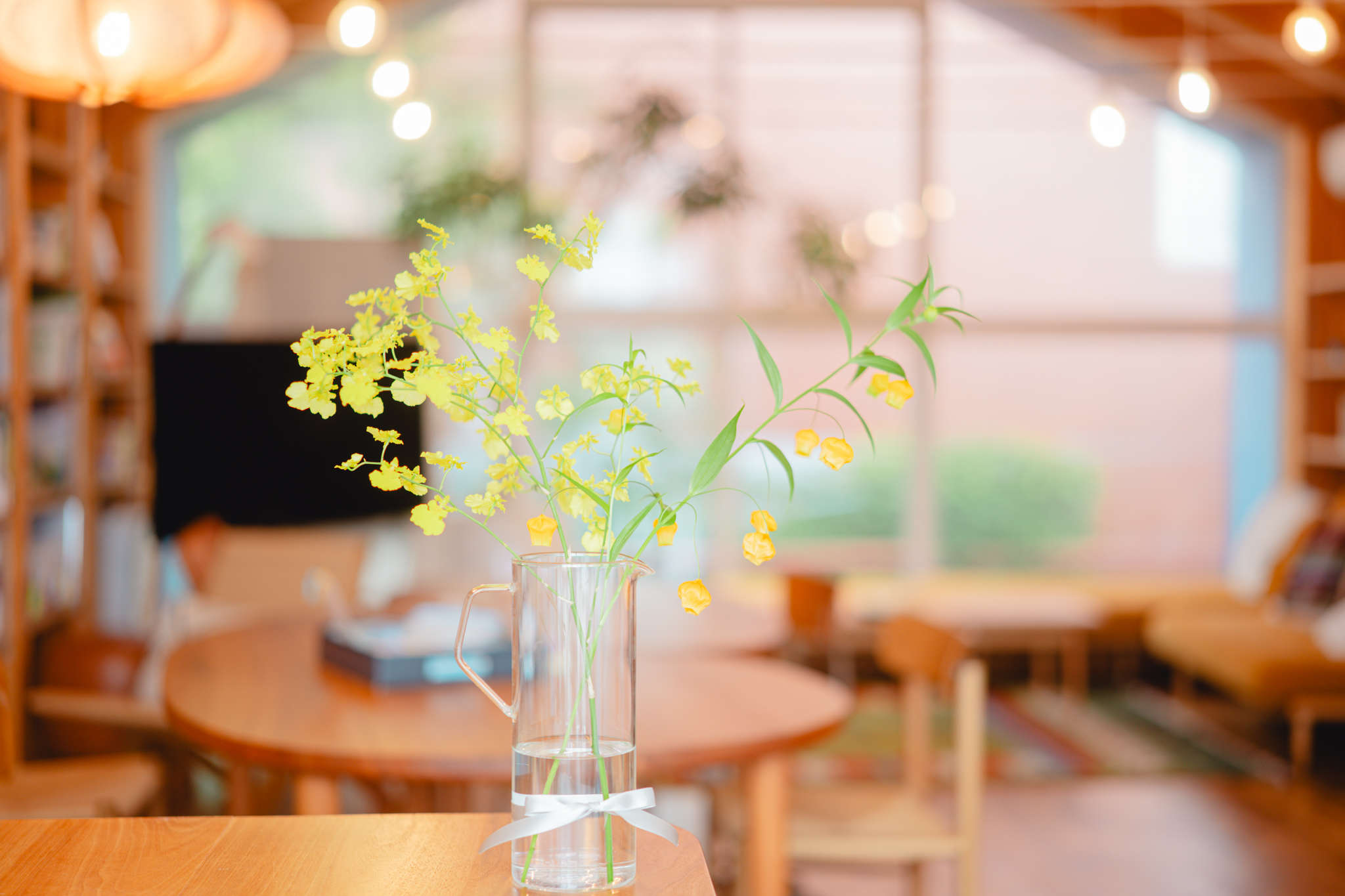 花を主役に背景をぼかしたNIHOの室内